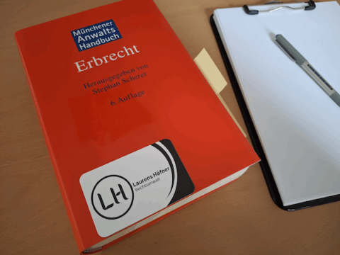 Buch und Klemmbrett